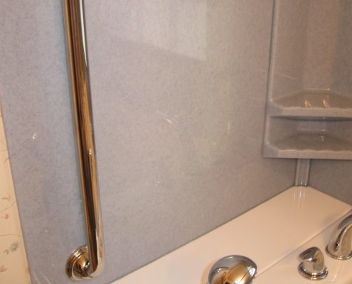 Holm walk in tub with vertical safety grab